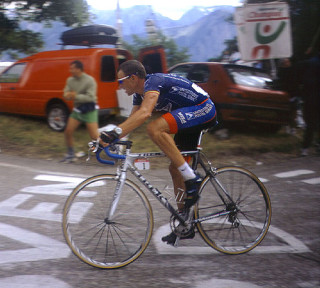 Armstrong riding to victory at L'Alpe d'Huez.