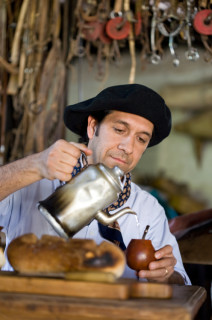 Gaucho pouring mate